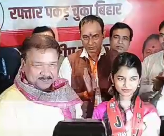 मैथिली ठाकुर की राजनीतिक पारी शुरू !