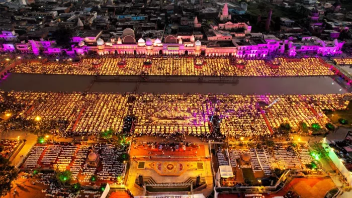 अयोध्या में सरयू घाट पर 26 लाख दीयों से जगमगाया दीपोत्सव, 2128 श्रद्धालुओं ने एक साथ की महाआरती, बने दो गिनीज वर्ल्ड रिकॉर्ड