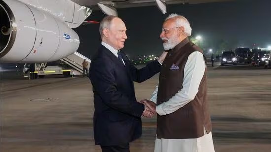 भारत पहुंचे पुतिन, PM मोदी ने एयरपोर्ट पर किया स्वागत; गले मिलकर जताई मित्रता, दोनों एक ही गाड़ी में हुए रवाना
