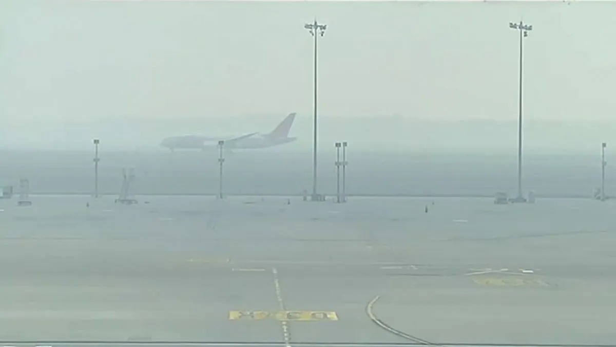 कोहरे और प्रदूषण का डबल अटैक: उड़ानें रद्द, ट्रेनें लेट, ठहर सा गया आम जनजीवन