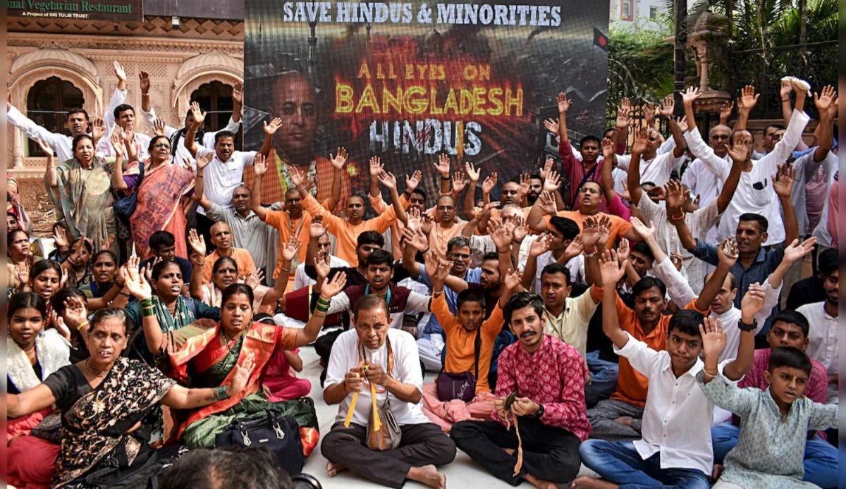 डर के साए में अल्पसंख्यक: बांग्लादेश में घरों से बाहर निकलने से डर रहे हिंदू