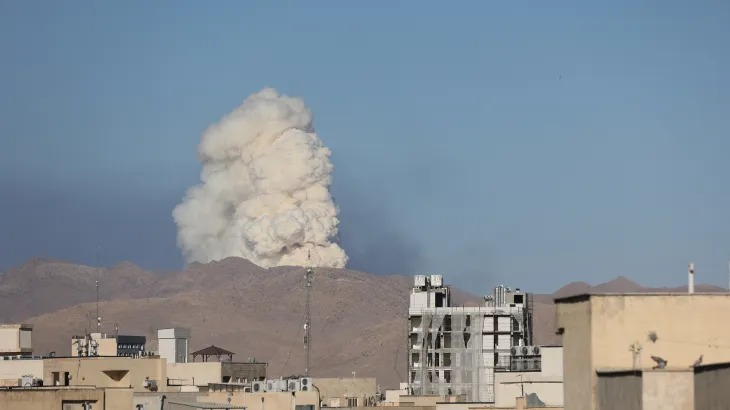 ट्रम्प का बड़ा बयान: “युद्ध के बीच भी बातचीत जारी” – ईरान पर 24 घंटे में 200 हमले, हालात बेहद गंभीर